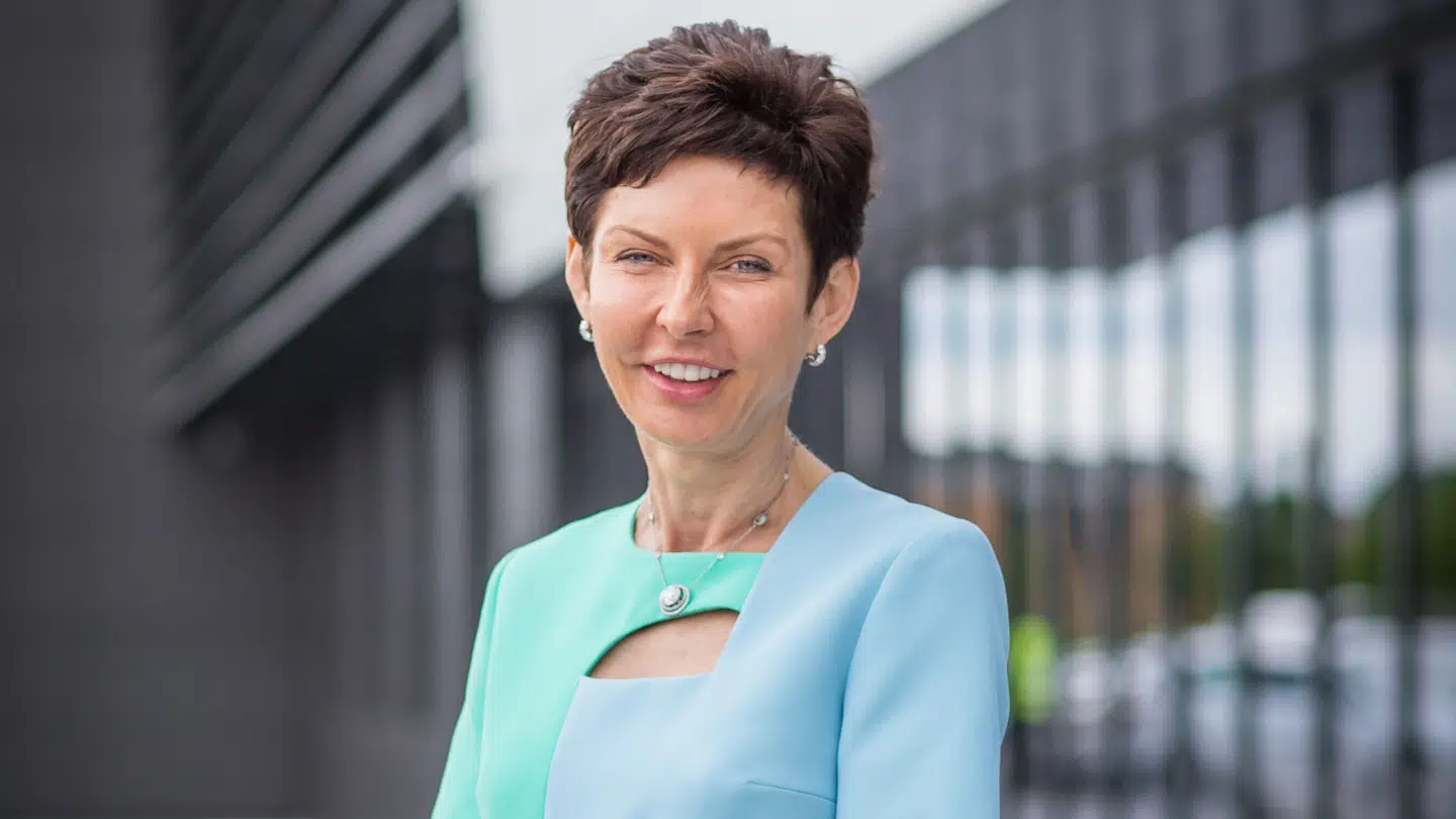 Her ses Denise Coates. Hendes seneste kompensation betyder, at hun over det seneste årti har modtaget mere end 2,3 mia. pund i løn og udbytter. Før de seneste løndetaljer havde hun en anslået formue på omkring 7,3 mia. dollar, hvilket placerede hende som verdens 498. rigeste person ifølge Bloomberg Billionaires Index. Foto er skaffet direkte fra Bet365