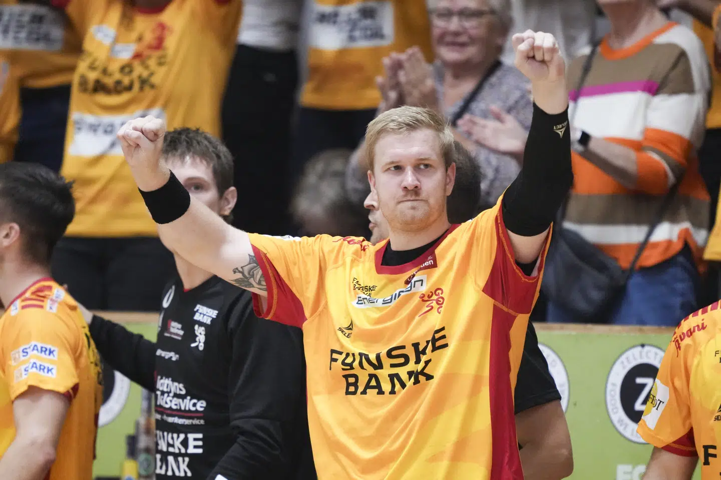 Anton Lindskog i GOG-trøjen med hænderne i vejret under en kamp mod Aalborg Håndbold. Fra næste sæson spiller han i den røde Aalborg-trøje. (Arkivfoto).