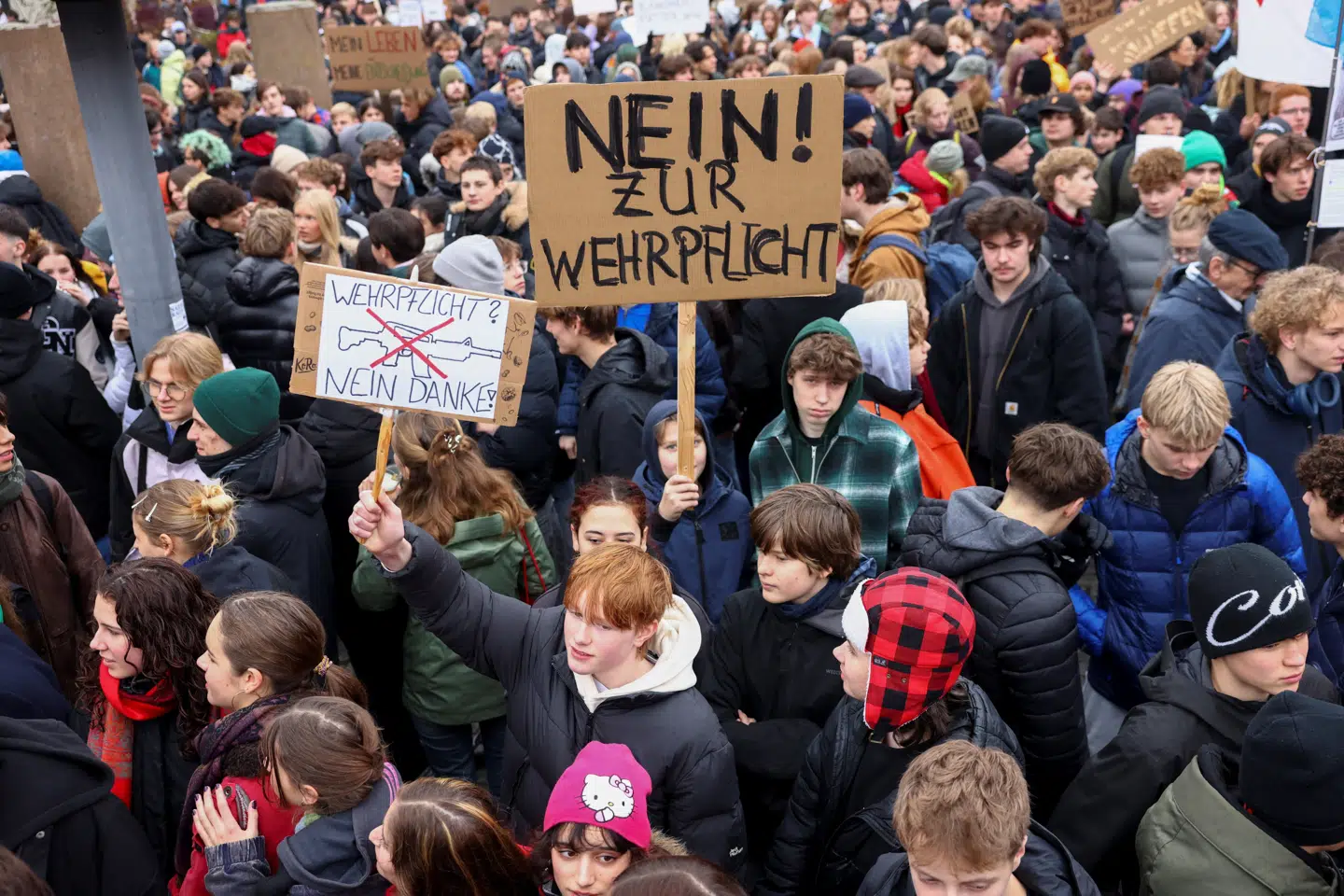 »NEJ! til værnepligt« lød budskabet i Berlins gader i begyndelsen af december. Den tyske ungdom bifalder ikke regeringens opfordring til at melde sig under værnepligten.