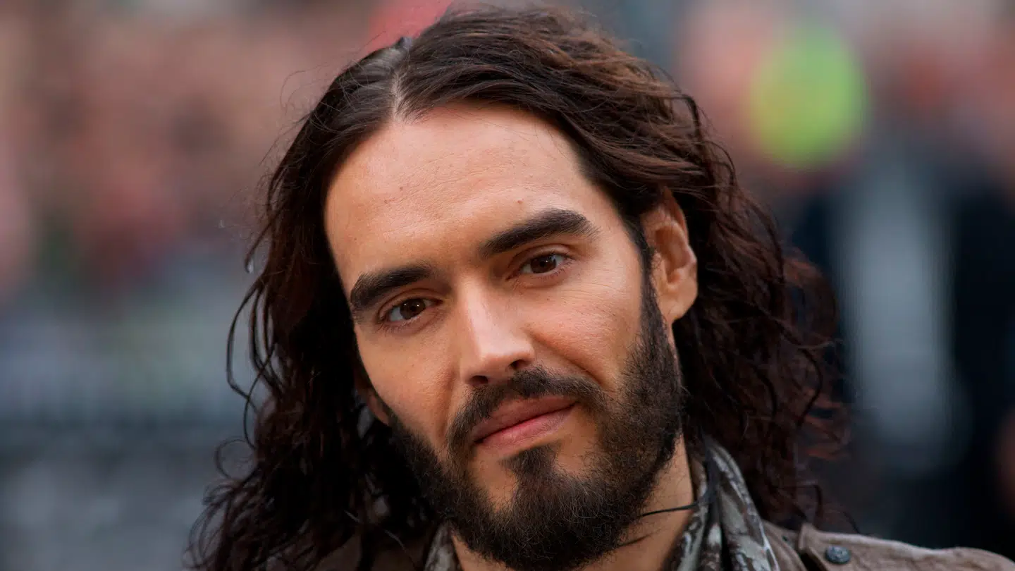 Russell Brand er i forvejen tiltalt for to tilfælde af voldtægt samt flere seksuelle overgreb. Han erklærede sig tilbage i maj ikke skyldig i anklagerne ved en domstol i London.