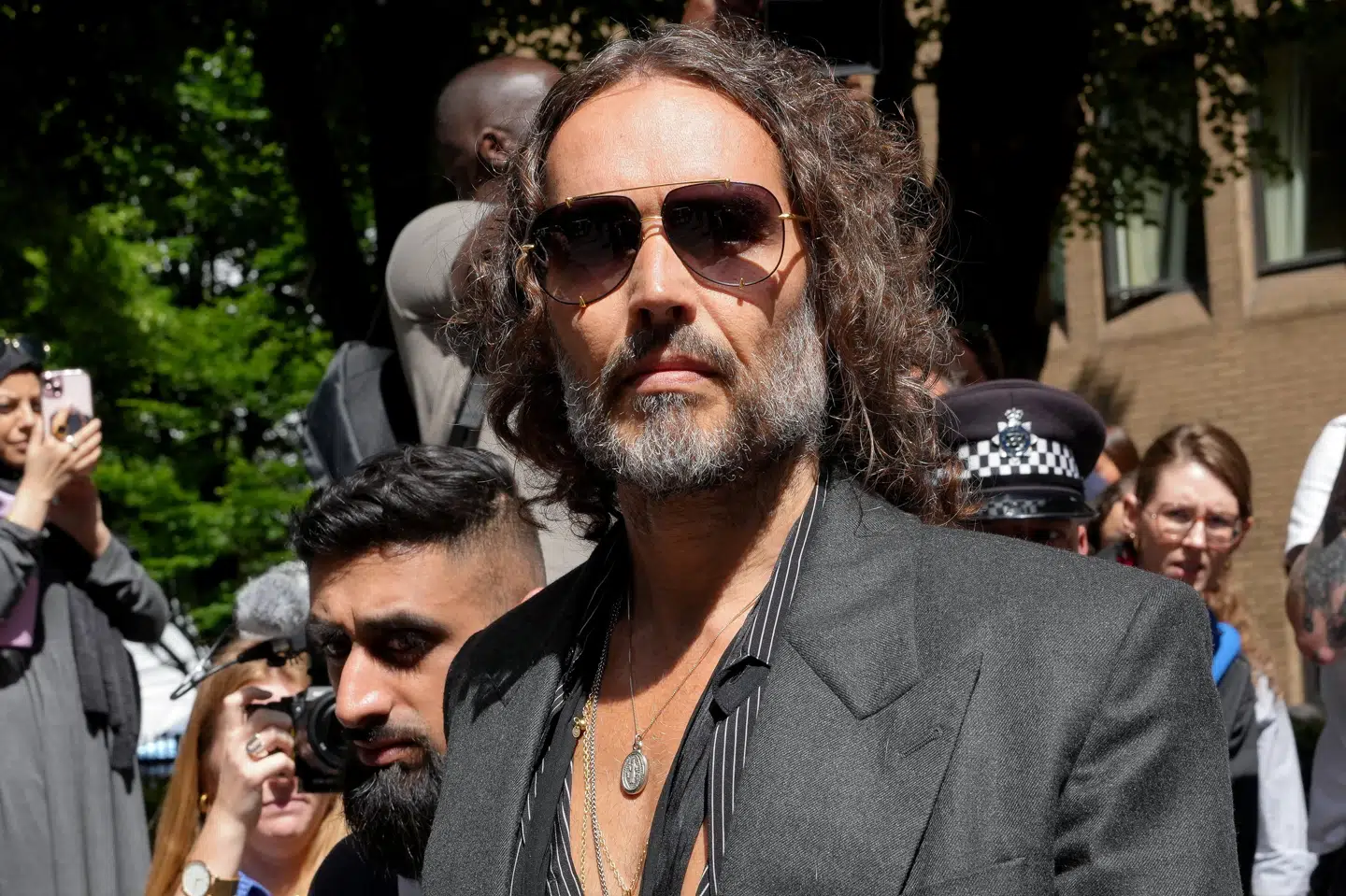 Russell Brand er i forvejen tiltalt for to tilfælde af voldtægt samt flere seksuelle overgreb. Han erklærede sig tilbage i maj ikke skyldig i anklagerne ved en domstol i London. (Arkivfoto).