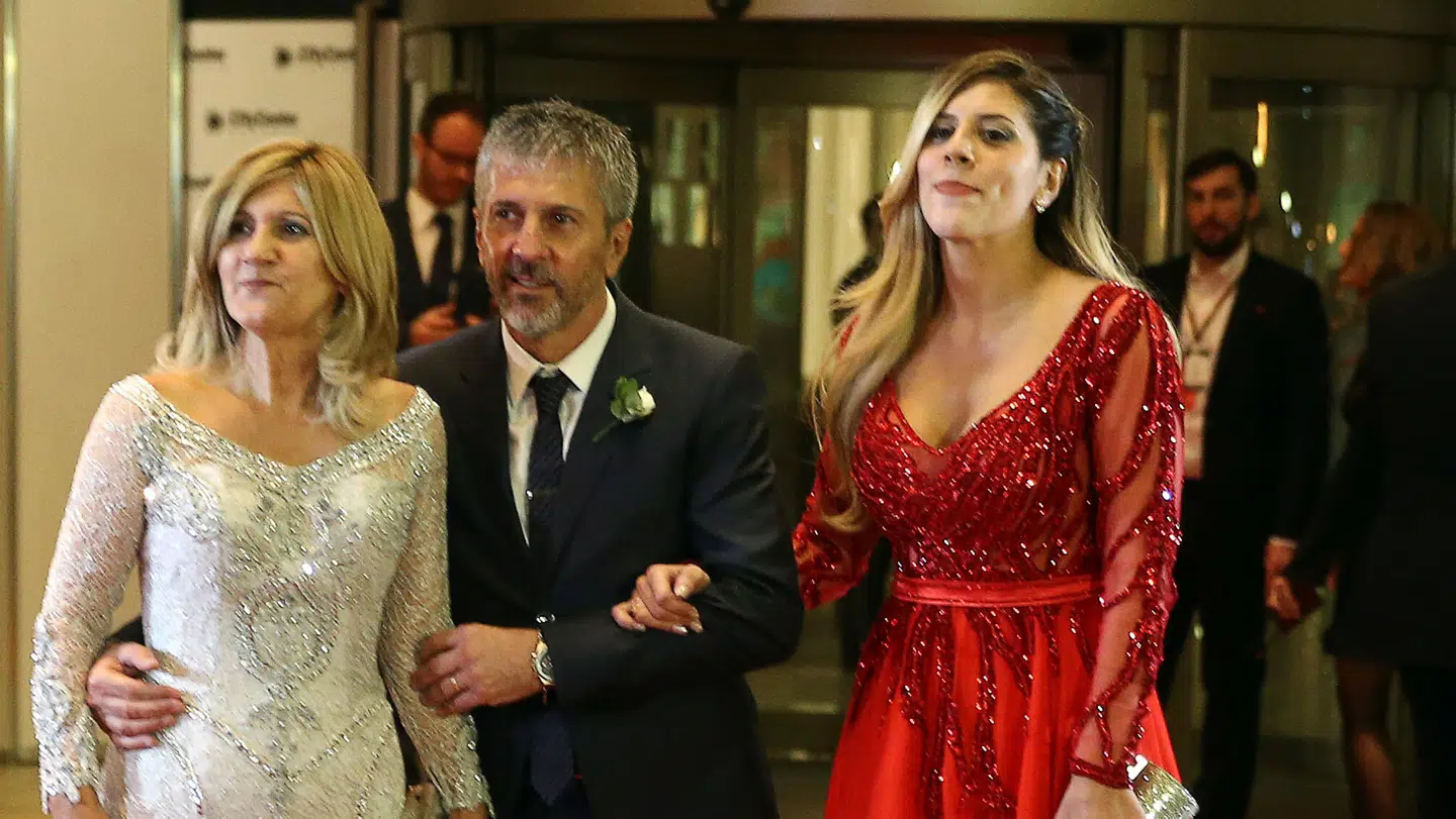 Den argentinske fodboldstjerne Lionel Messis forældre tv. og søster Maria Sol th.