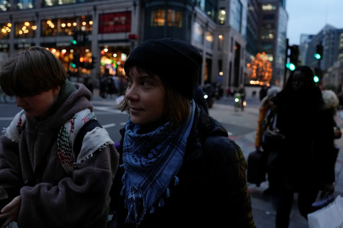 Billedet viser Greta Thunberg, der angiveligt vandrer ud i London by efter at være blevet løsladt. Hun blev anholdt tirsdag morgen.