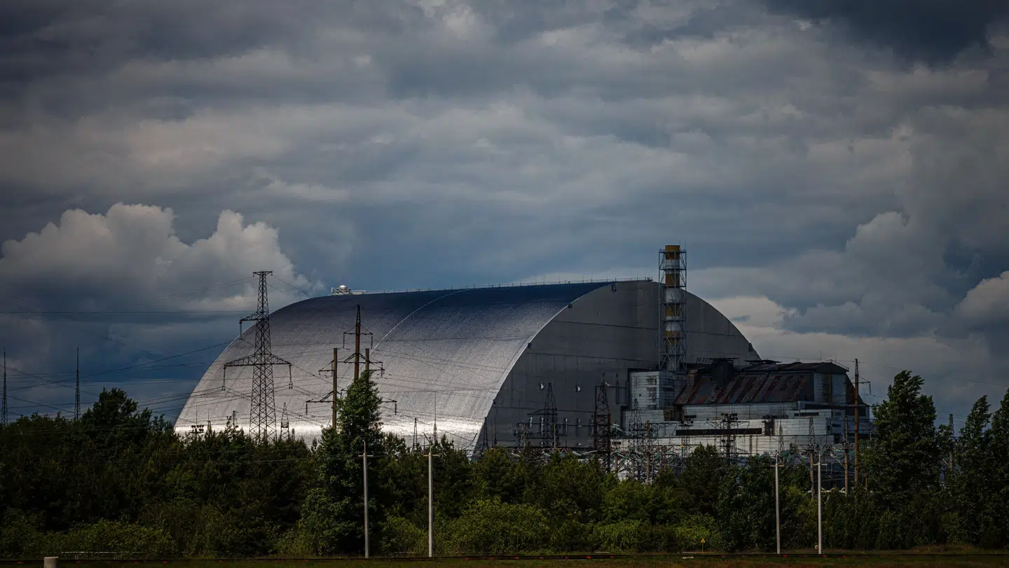 Kuplen, der er en kæmpe stålkonstruktion, har til formål at forhindre radioaktiv stråling i et slippe ud fra det nedlagte atomkraftværk Tjernobyl i Ukraine.