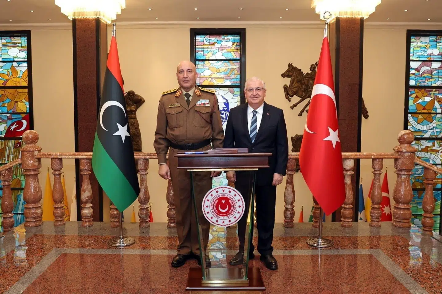 Libyens hærchef, Mohammed Ali Ahmed Al-Haddad (t.v.), holdt tidligere tirsdag møde med Tyrkiets forsvarsminister, Yasar Guler (t.h.), i Tyrkiets hovedstad, Ankara.