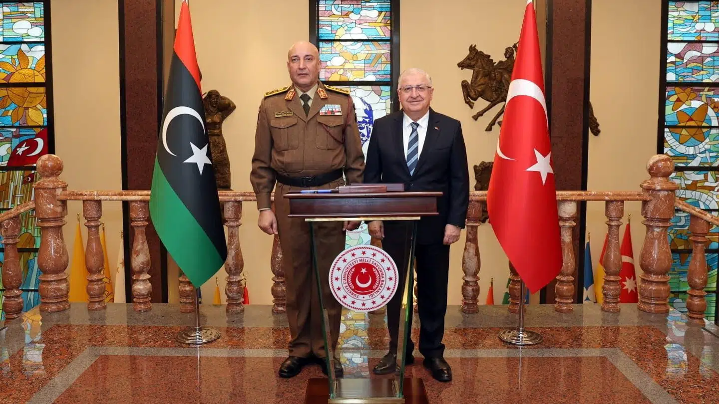 Libyens hærchef, Mohammed Ali Ahmed Al-Haddad (t.v.), mødtes tirsdag med Tyrkiets forsvarsminister, Yasar Guler (t.h.), i Tyrkiets hovedstad, Ankara.