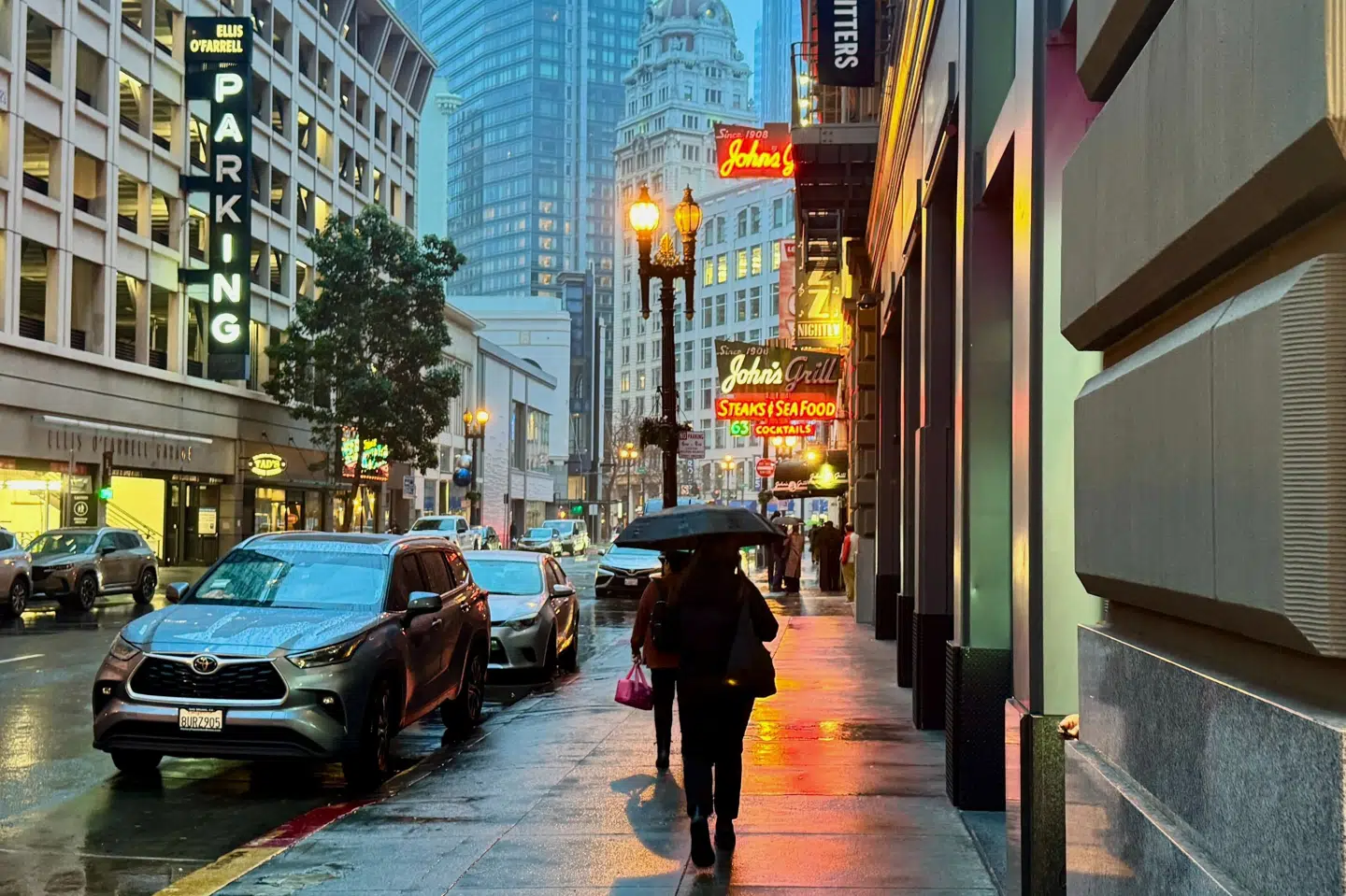 Tirsdag regner der over den byen San Francisco i Californien. Regnvejret forventes juleaftensdag at udvikle sig til en decideret vinterstorm, som kan betyde farlige rejseforhold i delstaten.