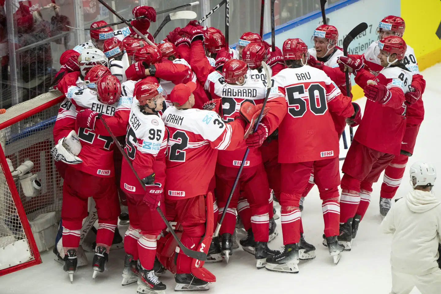 Det danske ishockeylandshold fejrer kvartfinalesejren ved VM. Men hvem var det, Danmark vandt over? (Arkivfoto).