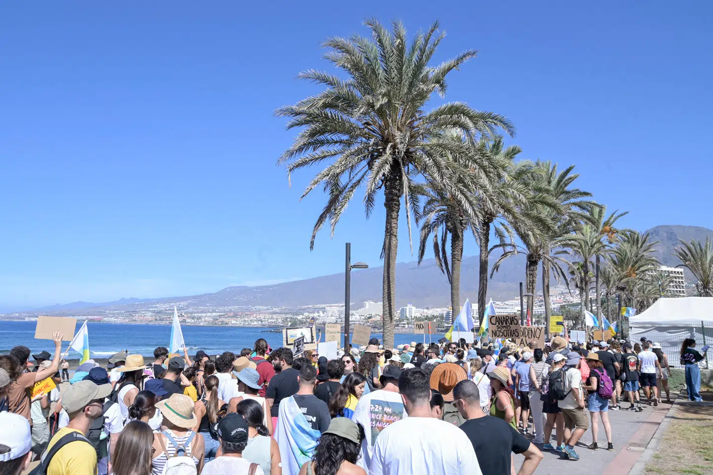 Mange mennesker flygter fra vinter og kulde for at nyde solen og svømme på De Kanariske Øer, men for mange er deres ferier endt i tragedie i de senere år. Billedet blev taget på Tenerife.
