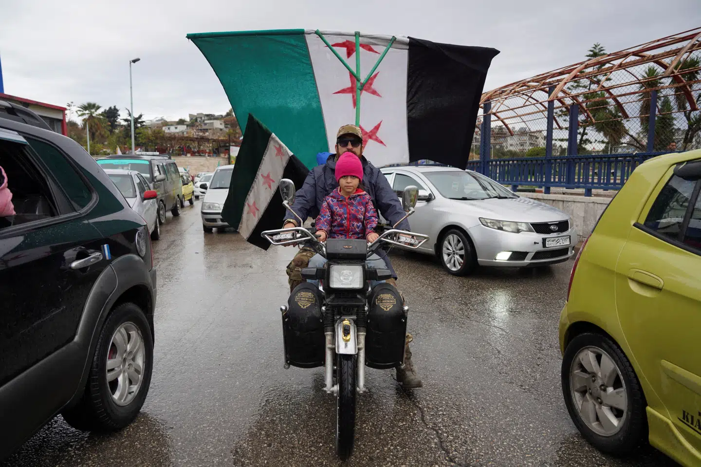 Tidligere i december markerede syrere over hele landet - også som her i Latakia - at det var et år siden, at præsident Bashar al-Assad var blevet væltet fra magten. Men der har været sammenstød mellem de nye magthaveres sikkerhedsstyrker og det, det nye styre betegner som "rester af det gamle regime". (Arkivfoto)