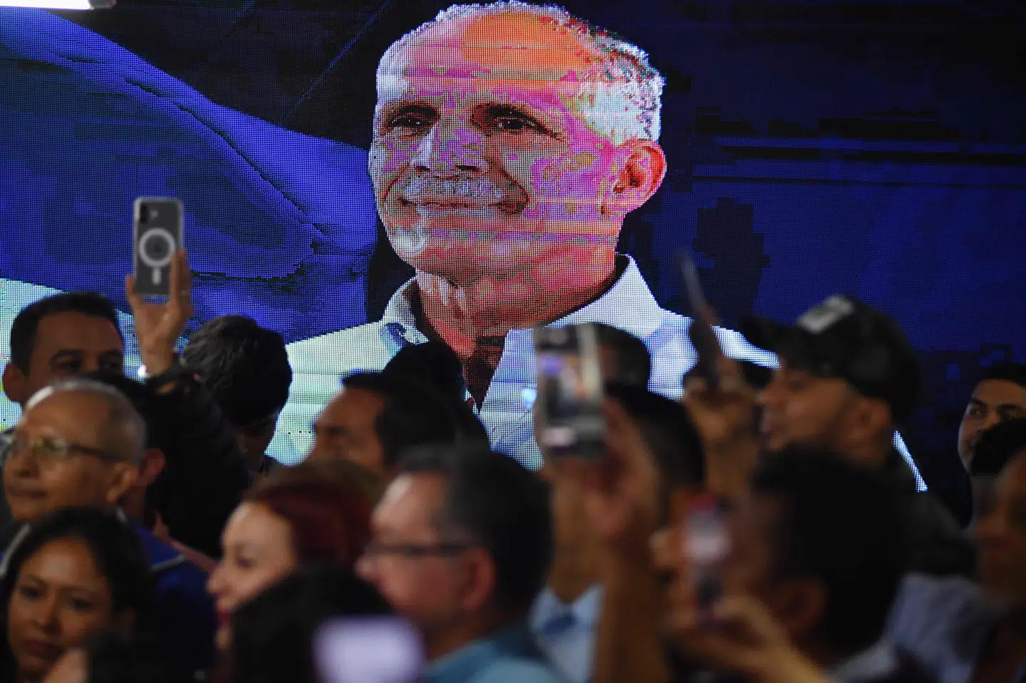 Tilhængere af Nasry Asfura fejrer, at den 67-årige Asfura onsdag er blevet erklæret som vinder af valget i Honduras. Valgresultatet er blevet offentliggjort, mere end tre uger efter vælgerne var i stemmeboksen.