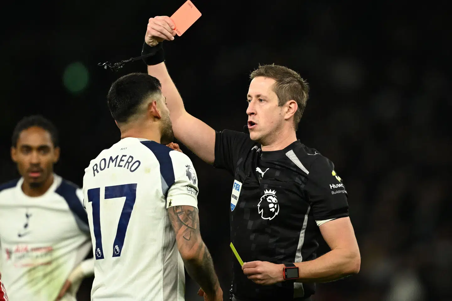 Tottenhams Cristian Romero fik sit andet gule kort i de døende minutter af weekendens nederlag til Liverpool. Hans opførsel efter udvisningen risikerer nu at få konsekvenser.