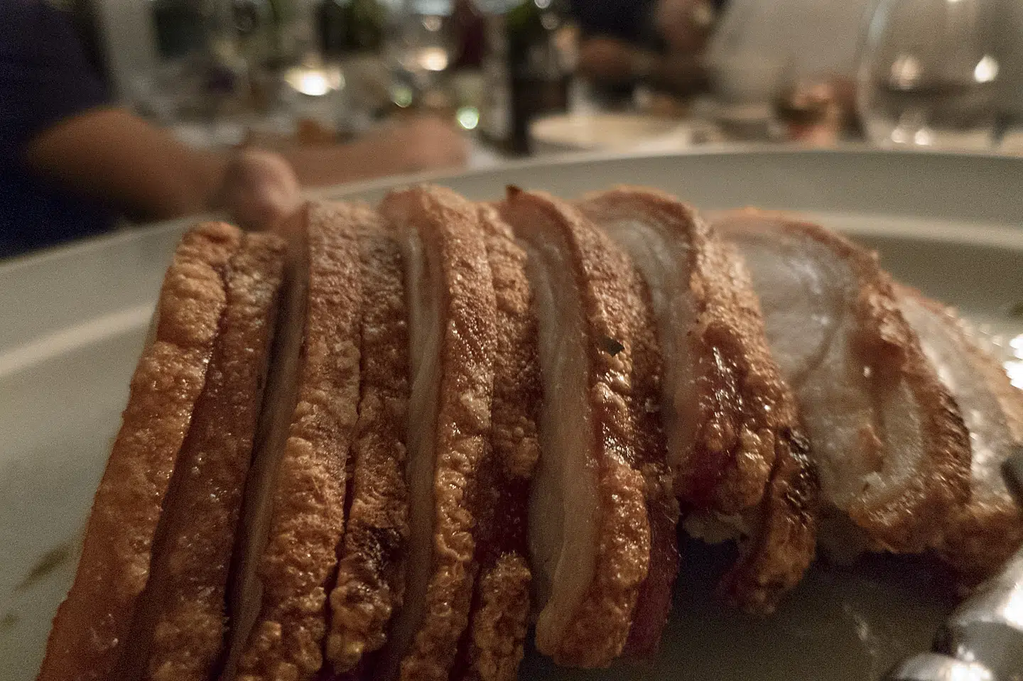 Hos mange danske familier er flæskestegen en fast bestanddel i juledagene. Flæskestegen var blandt andet på julebordet hos en familie 24. december 2018. Meget af julemaden indeholder mere fedt end almindelig hverdagsmad, hvilket giver et højere gasudbytte. (Arkivfoto).