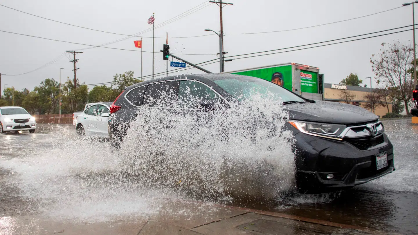 Store regnmængder har allerede ramt mange steder - her en bil i problemer i Los Angeles.