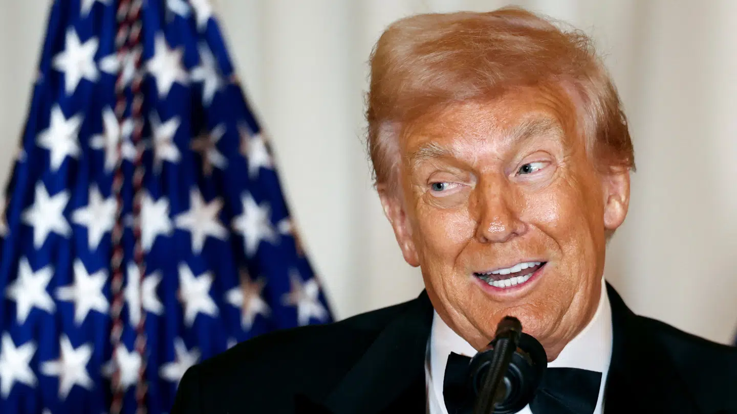 Donald Trump får drøje hug af den verdenskendte podcastvært Joe Rogan.