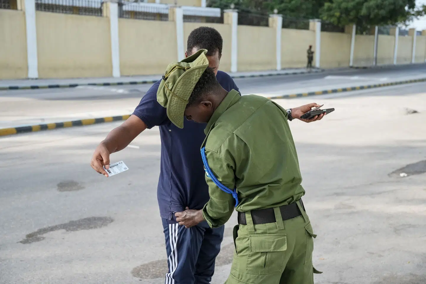 Somaliske sikkerhedsstyrker laver sikkerhedstjek af en vælger i forbindelse med lokalvalg i Mogadishu.