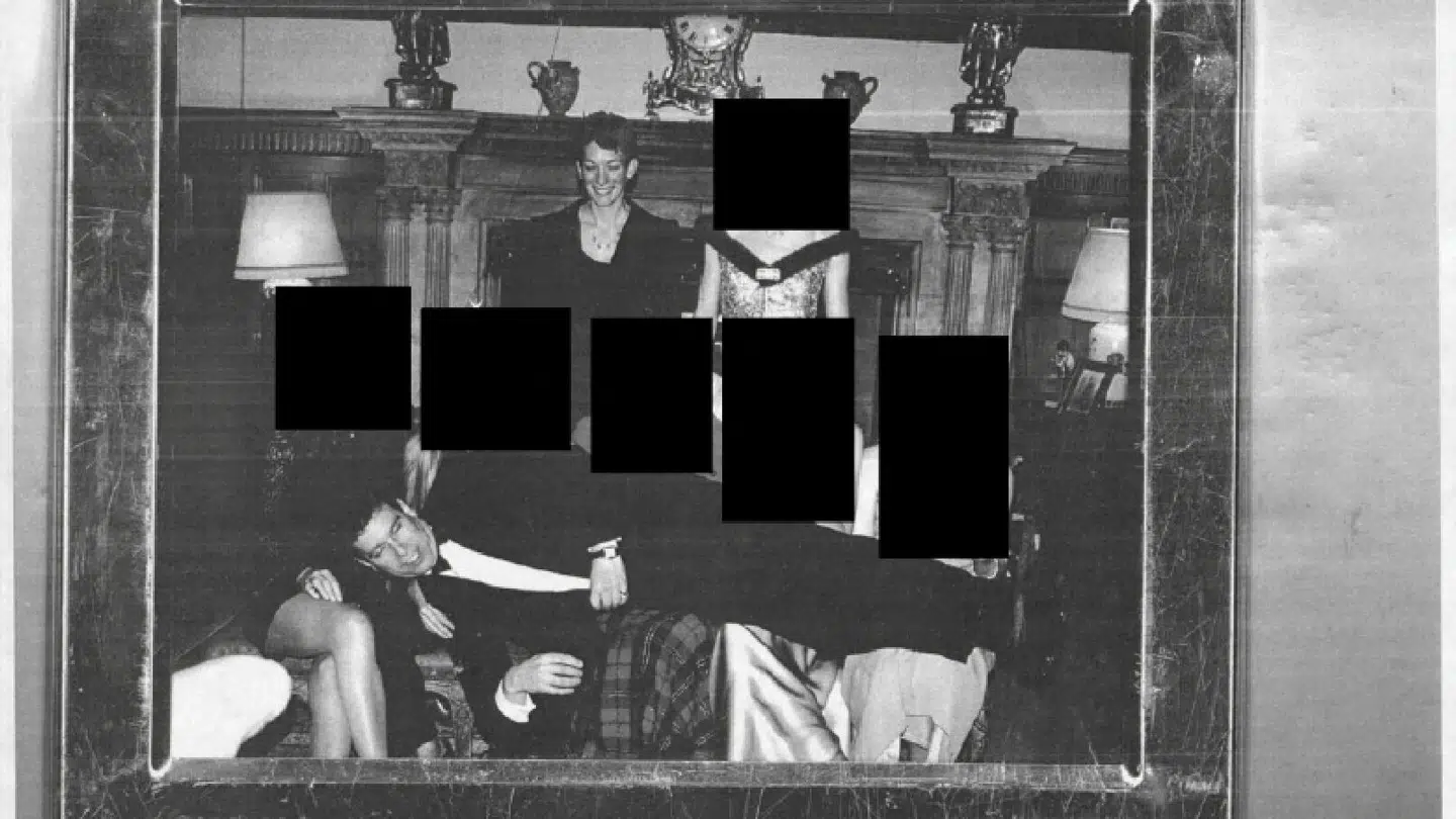 Også dette billede af Andrew, der ligger henover skødet på en række anonymiserede kvinder, var at finde i filerne.