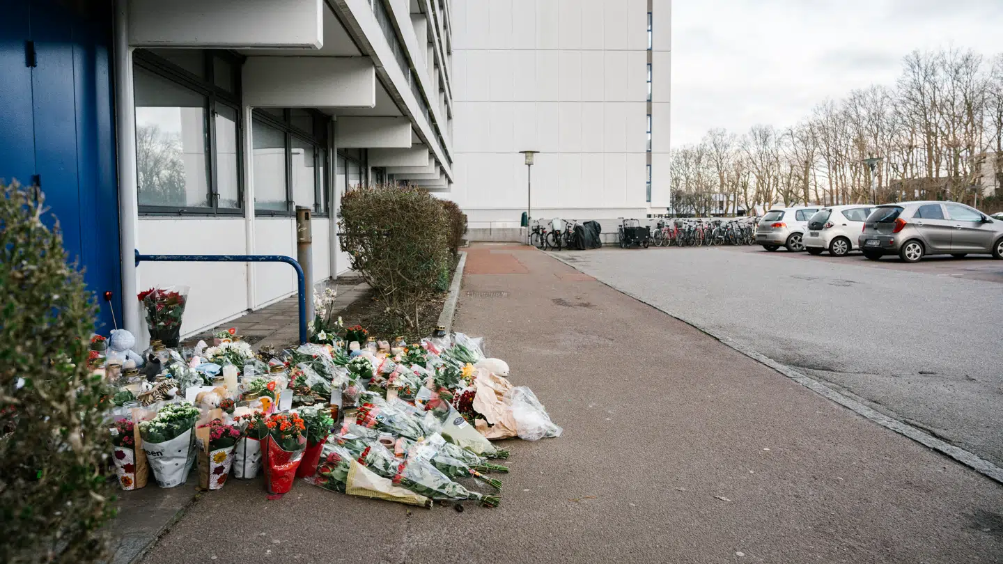 Blomster ved bebyggelsen Høje Gladsaxe i Søborg dér, hvor en kun toårig dreng blev kastet ned fra en svalegang.