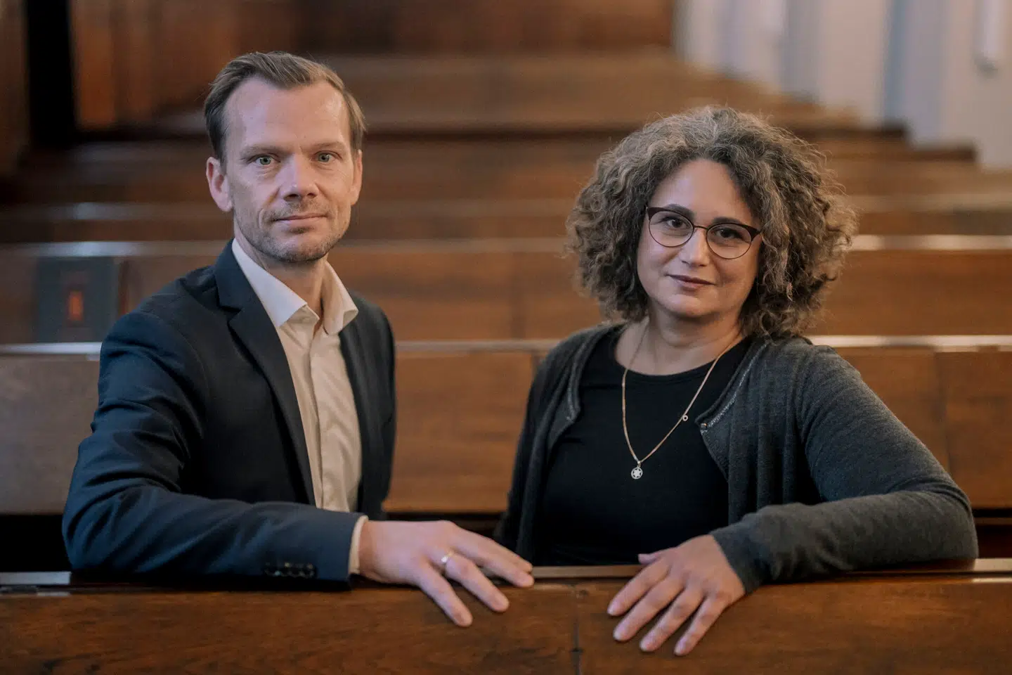 »Et lyspunkt er, at vi oplever en bred politisk opbakning til danske jøder og kampen mod antisemitisme. Den politiske støtte kan simpelthen ikke overvurderes, og det er langt fra en selvfølge, hvis vi kikker ud over Danmarks grænser,« siger Ina Rosen, der her ses sammen med justitsminister Peter Hummelgaard (S) i synagogen i Krystalgade.