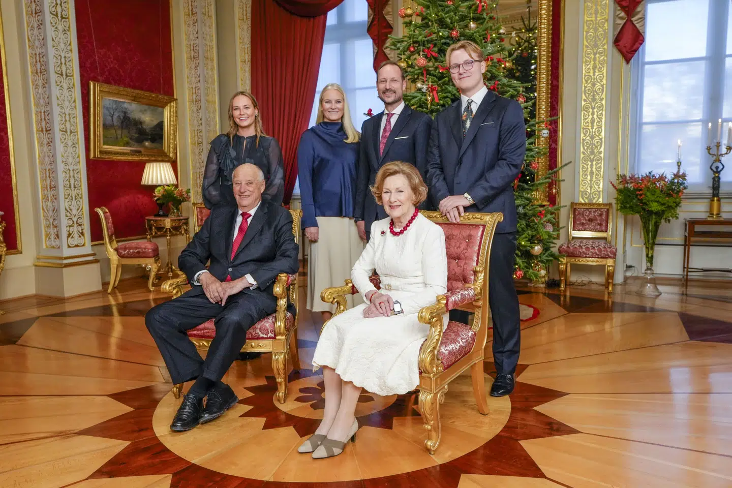 Årets familiefoto af det norske kongepar, kronprinsepar og deres fælles børn. Siddende forrest er det kong Harald og dronning Sonja, og bag dem er det kronprins Haakon, kronprinsesse Mette-Marit, prinsesse Ingrid Alexandra og prins Sverre Magnus. Marius Borg Høiby er Mette-Marits søn fra et tidligere ægteskab og dermed kronprins Haakons stedsøn.