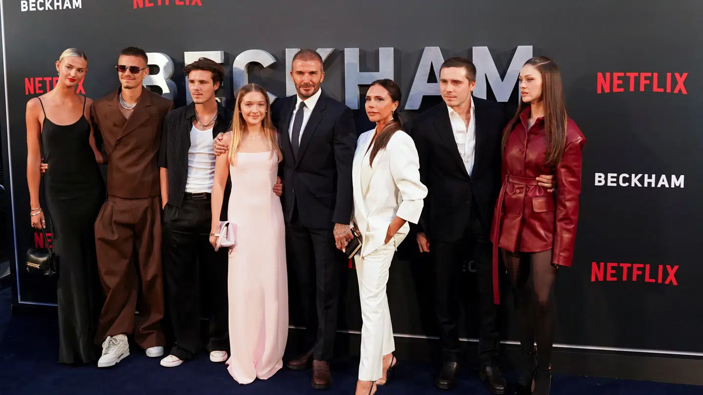 Hele Beckham-familien fotograferet i 2023. Sønnen Brooklyn og Nicola Peltz, der er i konflikt med familien, står yderst til højre.