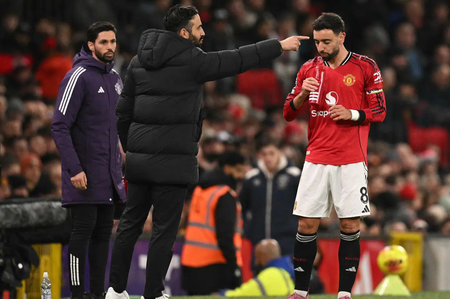 Ruben Amorim (til venstre) må i de kommende kampe undvære sin anfører Bruno Fernandes (til højre). (Arkivfoto).