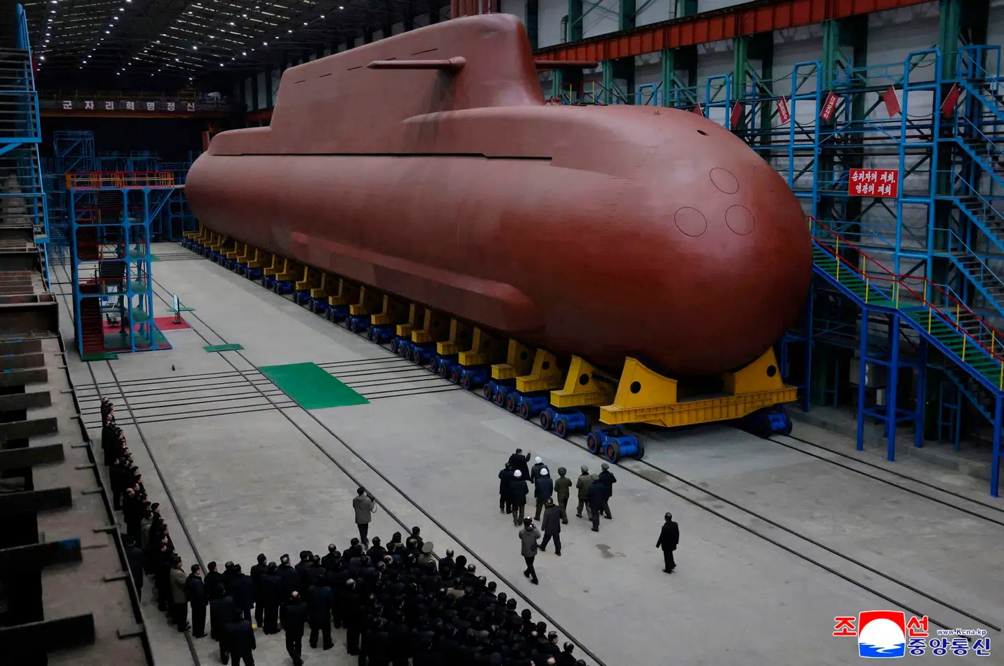 Nordkoreas diktator Kim Jong-Un besigtigede for nylig en atomdreven u-båd, som landet angiveligt er ved at bygge.