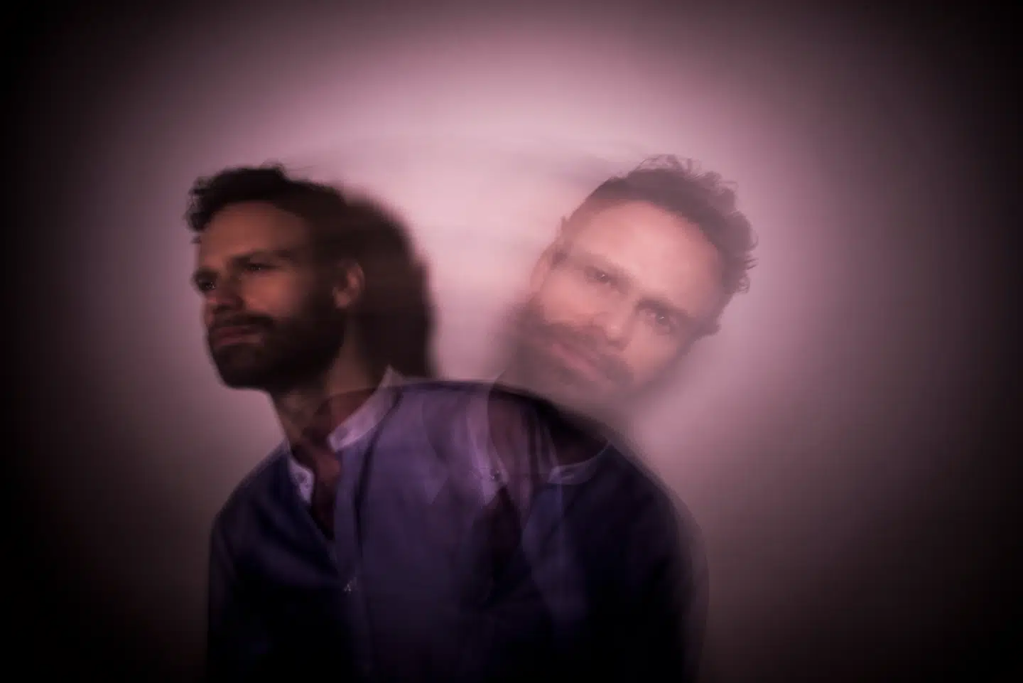 Mick Øgendahl er komiker, skuespiller og manuskriptforfatter. Men vejen dertil var fuld af bump, herunder manglende opbakning fra hans mor til hans usikre levevej.