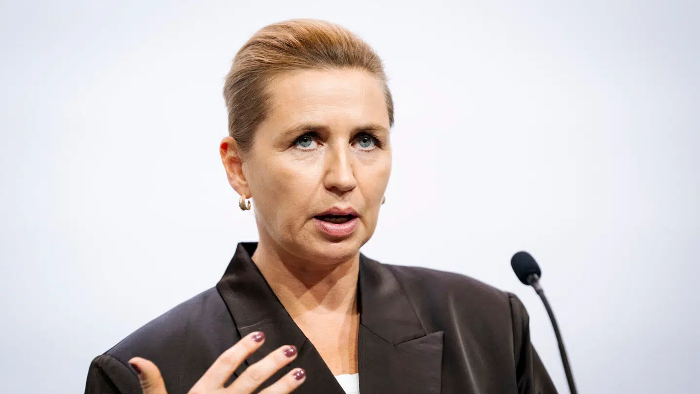 På Tiktok-profilen kan man se Mette Frederiksen – eller »Mette-Musen«, som hun bliver kaldt på profilen – der taler om at føle sig »cute«, som laver jokes med gymnasieelever, spiller pool og danser.