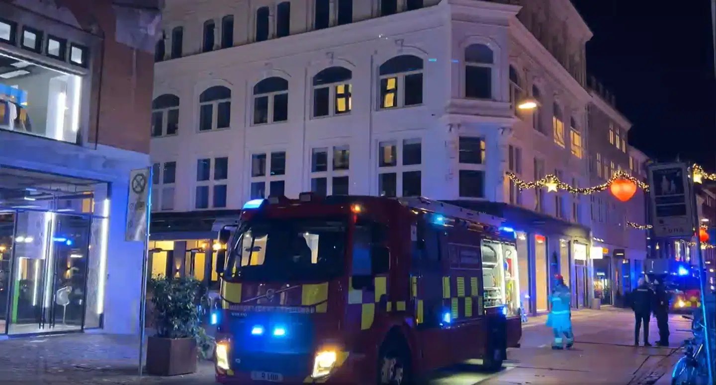 Politi og brandvæsen er om aftenen juledag mødt talstærkt op til en brand i en juledekoration nær Illum i København. Foto: Oliver Fruergaard.