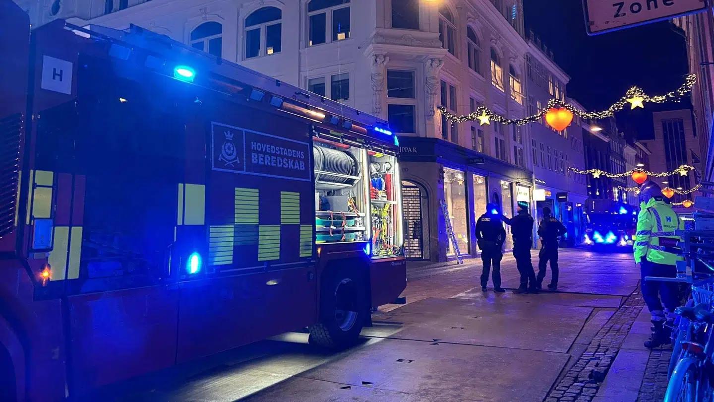 Politi og brandvæsen er om aftenen juledag mødt talstærkt op til en brand i en juledekoration nær Illum i København. Foto: Oliver Fruergaard.