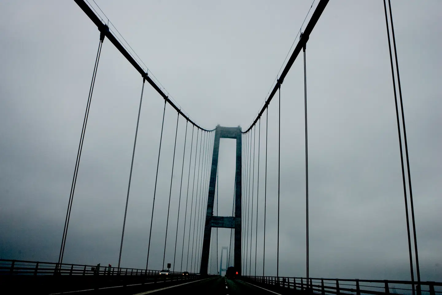 Vejret i julens sidste helligdag bliver et »koldt og trist« gråvejr, der ikke vil være rart at være ude i. Skal du i stedet køre bil, skal du være varsom i særligt morgentrafikkens tågede og overskyede vejr.