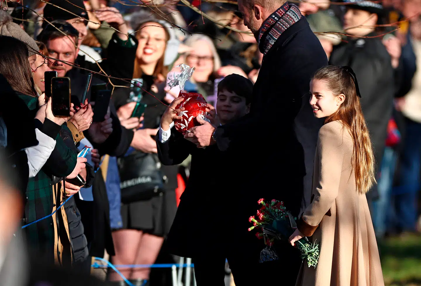 Det var egentligt prins William, der modtog det store chokoladeæg, men det var yngsteprinsen hurtig til at gafle fra sin far.