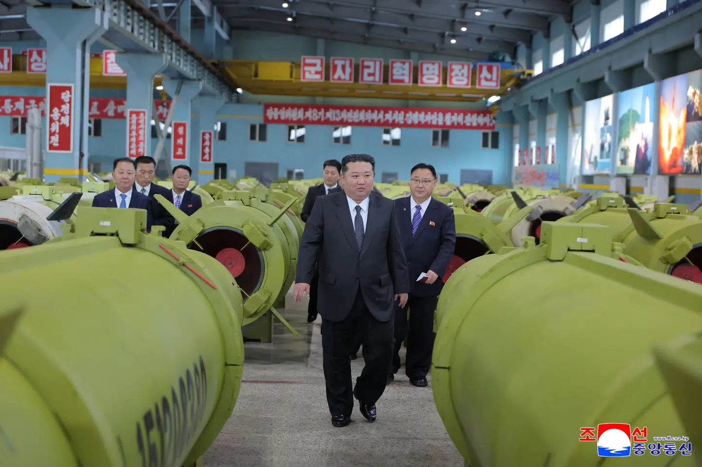 Nordkoreas leder, Kim Jong-un, besøger en ammunitionsfabrik i landet. (Arkivfoto).