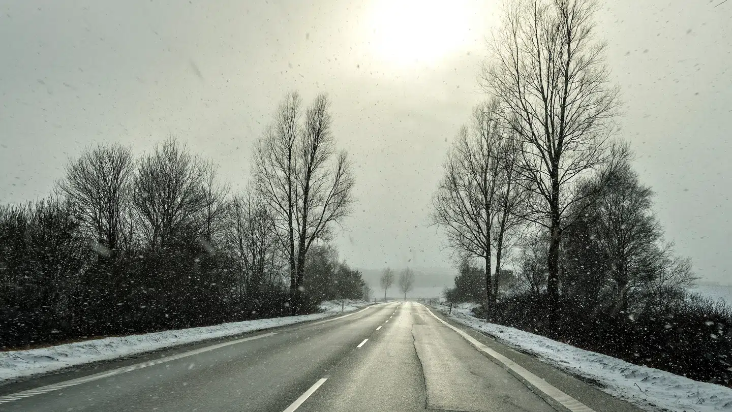 Ifølge Vejdirektoratet er der fredag meldinger om sne- og isglatte veje på den helt store julerejsedag. Vær derfor særlig opmærksom i juletrafikken.