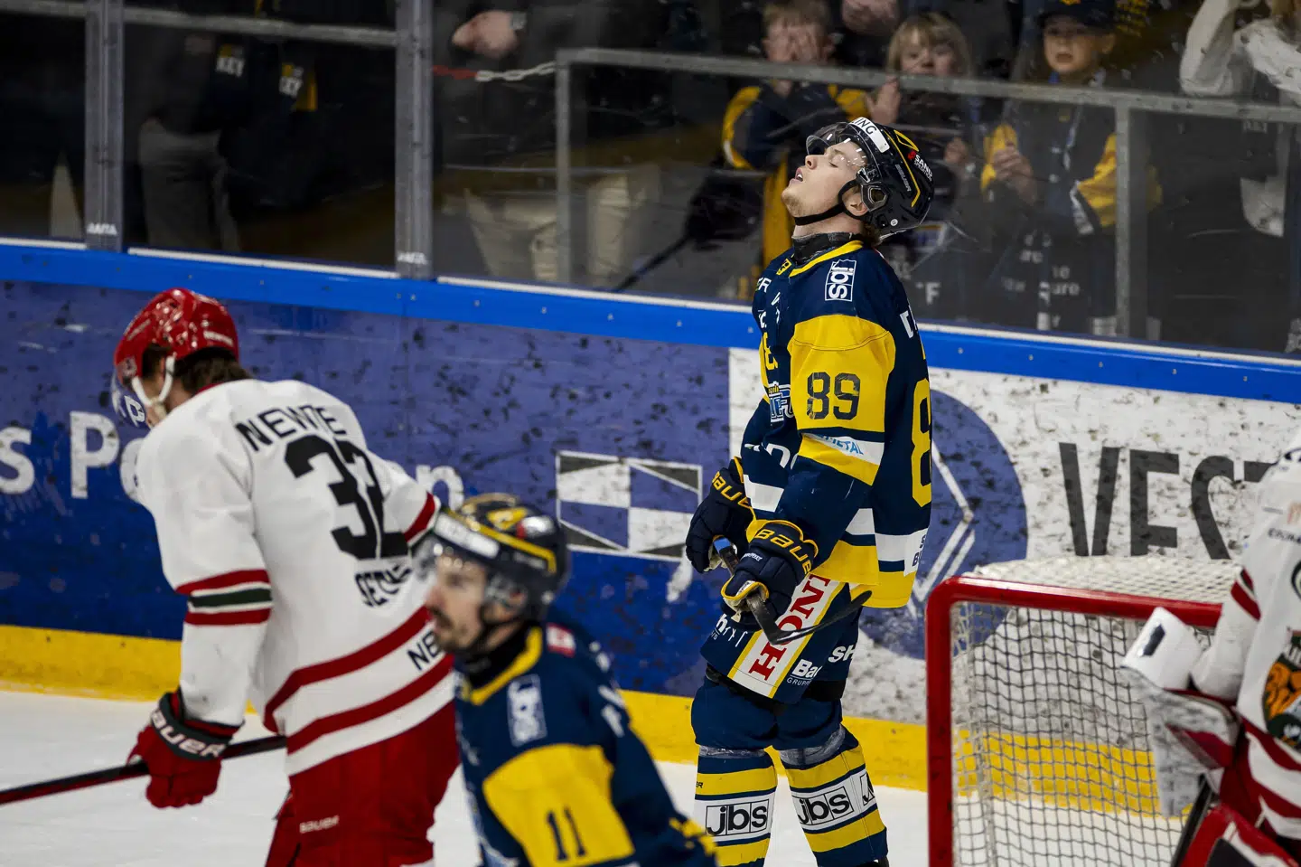 Anton Linde (89) er en af profilerne fra 2006-årgangen, der skal bære U20-landsholdet ved VM. På billedet er han i aktion for Herning Blue Fox i sidste sæsons DM-finaleserie mod Odense Bulldogs. Siden er han rykket til Canada, hvor han spiller i en af de bedste juniorligaer. (Arkivfoto).