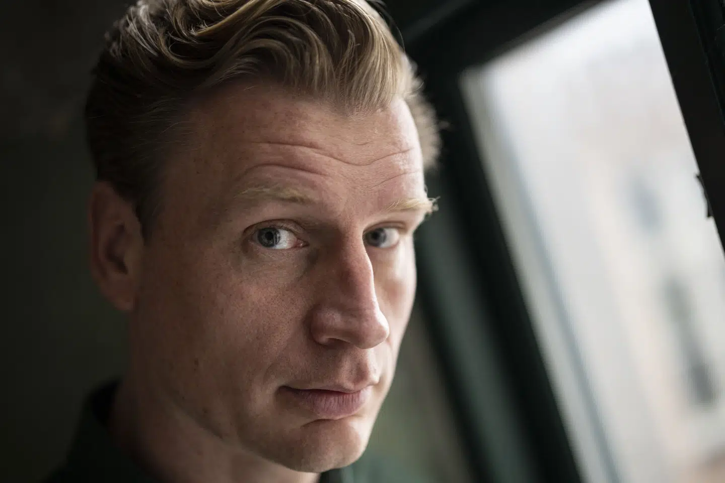 Andreas Jebro er aktuel i sæson to af DR-serien "Bag enhver mand", hvor han spiller køkkenchefen Mikkel.