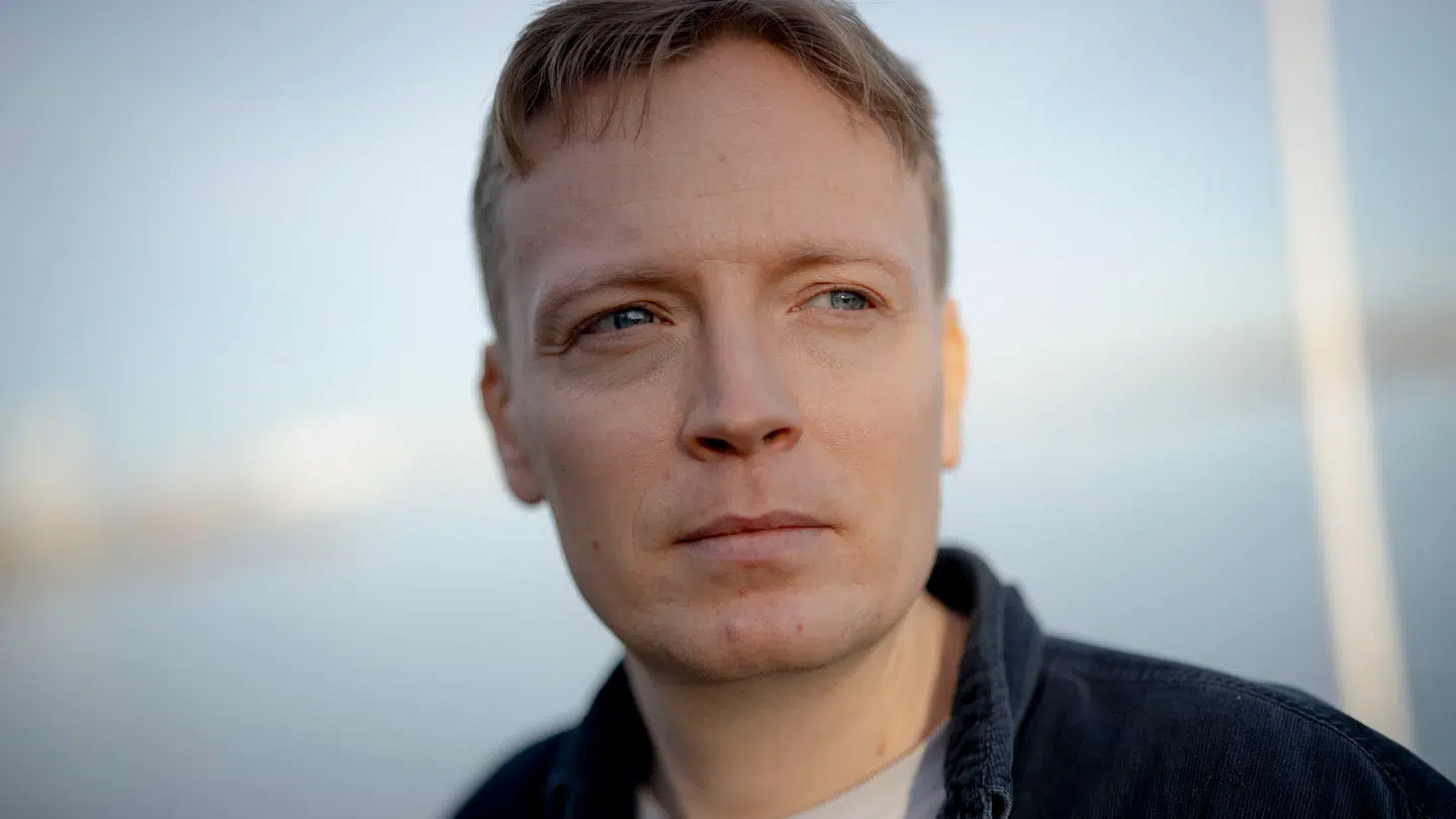 Den anerkendte forfatter er blevet single.