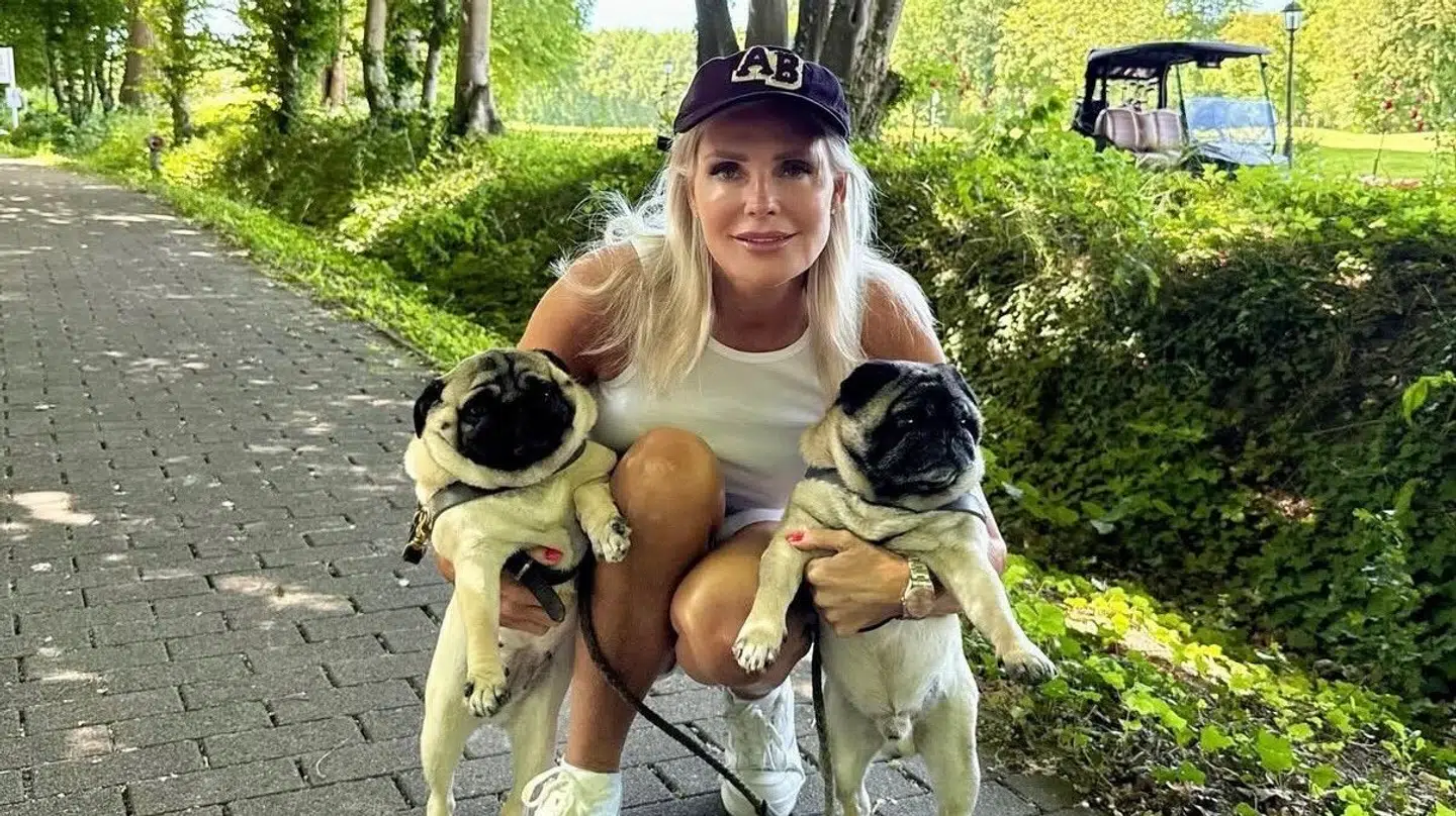 Janni Ree har to hunde af racen mops, der hedder Cobra og Lola.