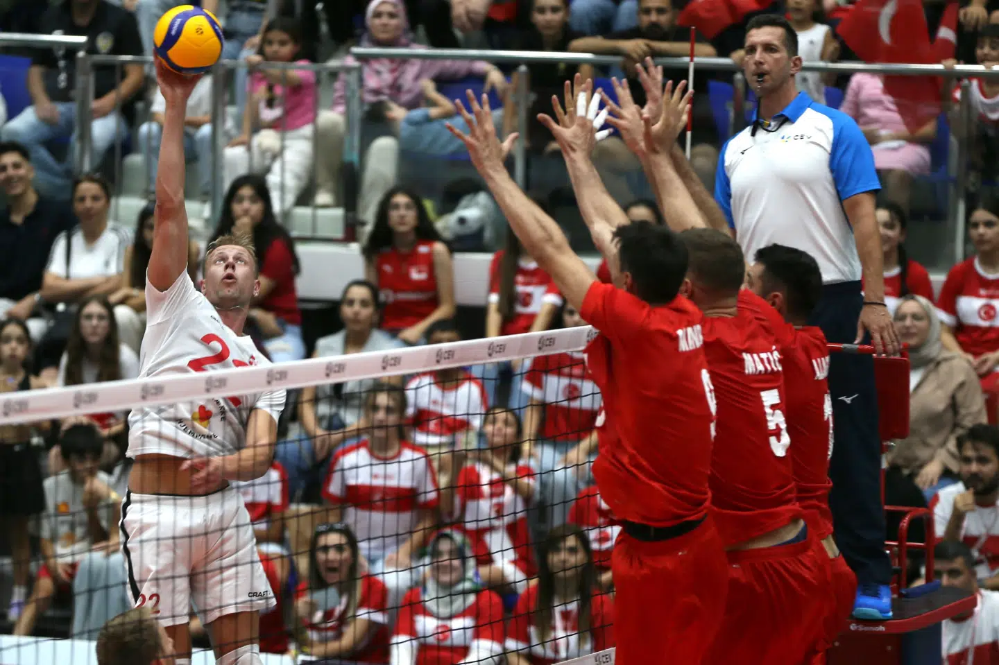 Danmarks herrelandshold i volleyball overraskede ved at bliver nummer et i EM-kvalifikationsgruppen foran Tyrkiet, der senest var i VM-kvartfinalen. Billedet er fra august, da Danmark (i hvidt) mødte Tyrkiet på udebane. (Arkivfoto).