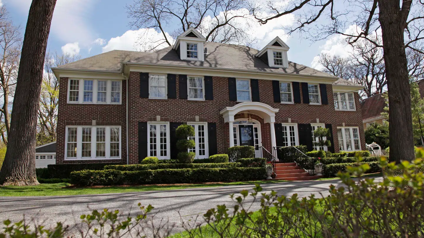 Her ses McCalliste-huset i lidt uvante sommerlige omgivelser.