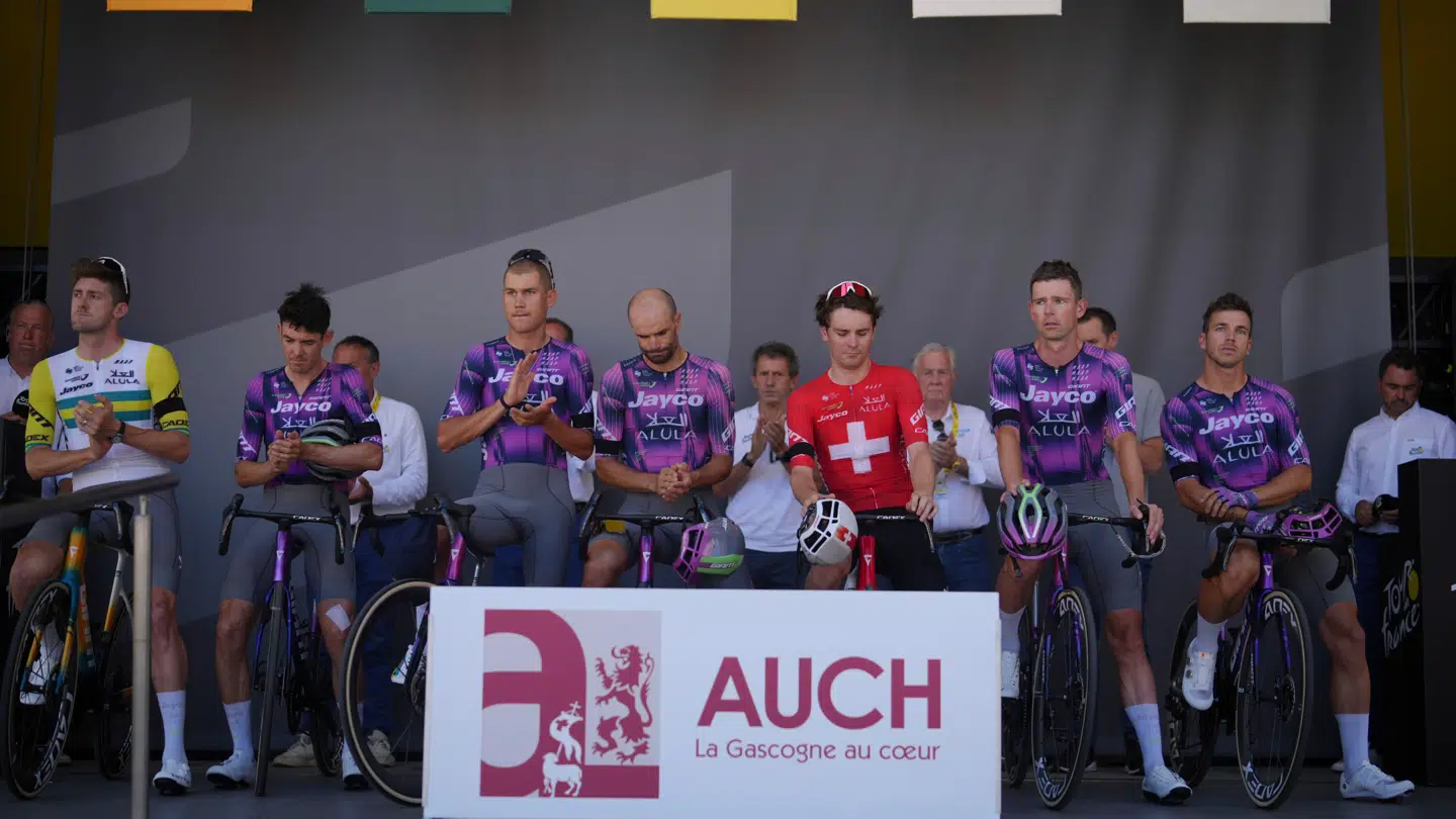 Samuele Priviteras holdkammerater sørgede over hans død før starten på den tolvte etape af Tour de France 17. juli 2025.