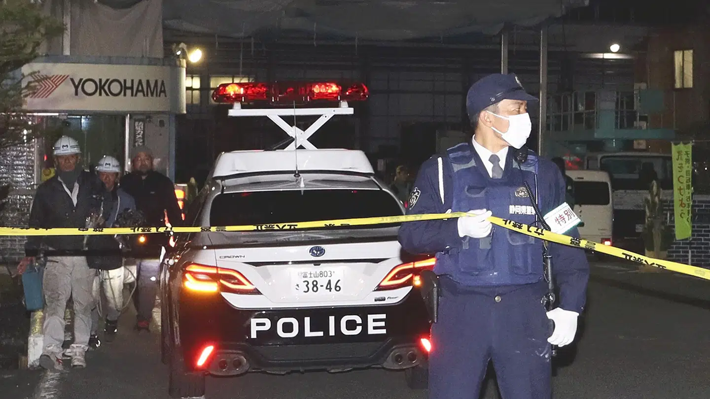 En anholdt person formodes at være medarbejder på fabrikken.