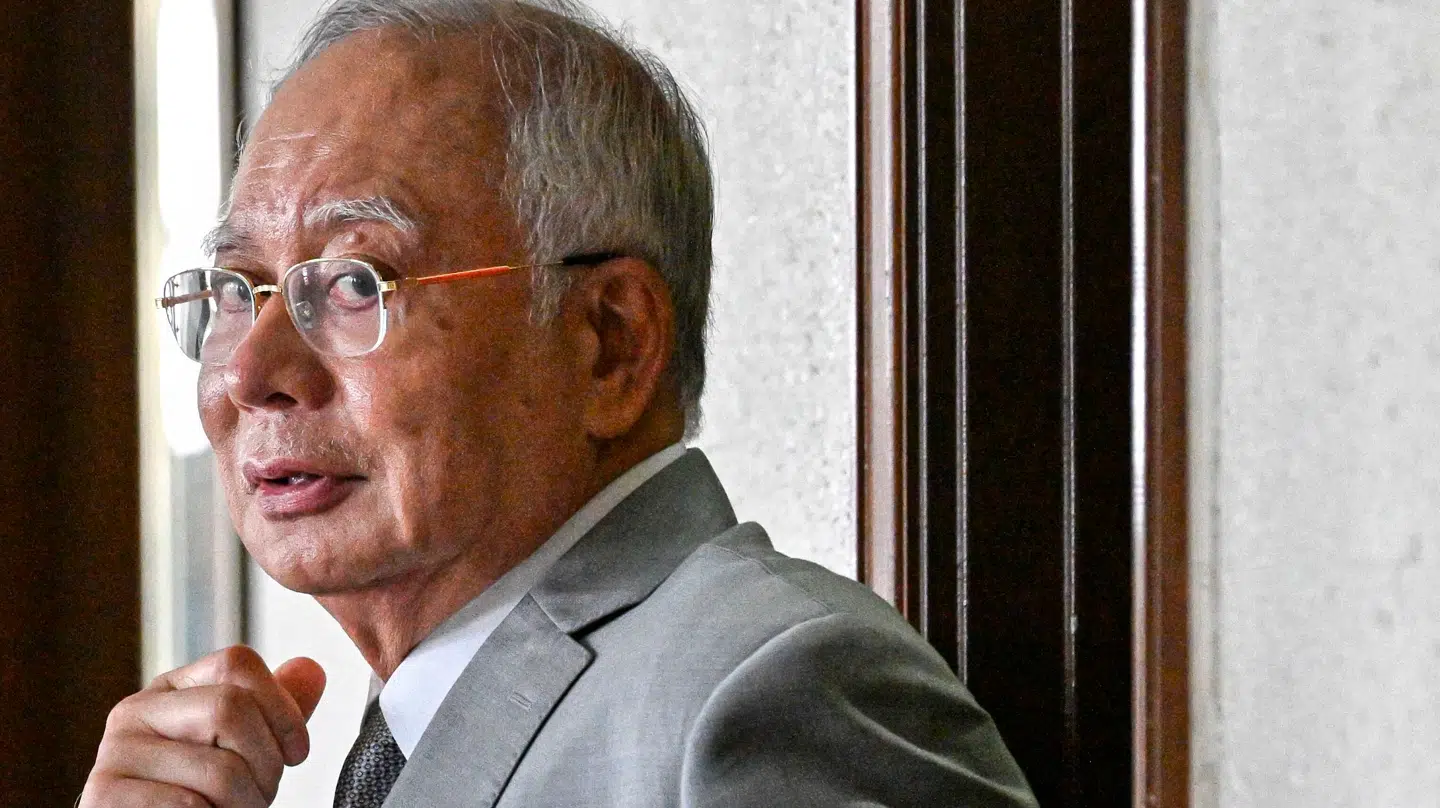 Malaysias eks-premiereminister Najib Razak har fredag fået en til dom. Han afsoner i forvejen en dom på 12 år.