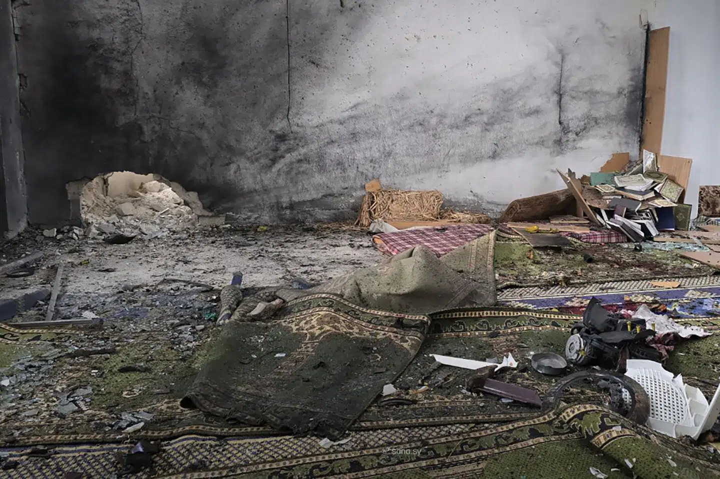 Billeder bragt af nyhedsbureauet Sana viser, hvordan der ser ud i moské efter en dødelig eksplosion fredag.