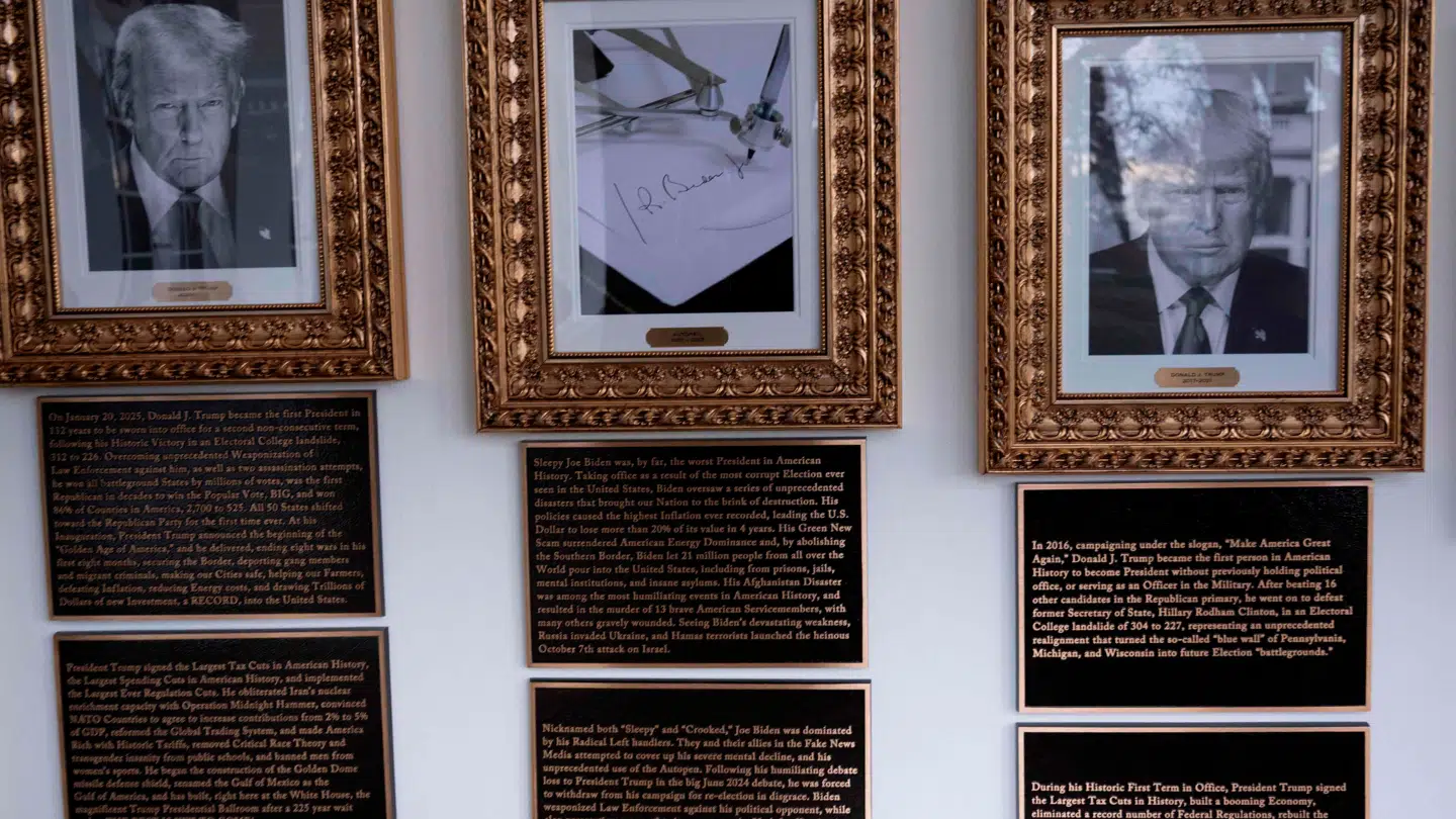 Et udsnit af de tekster, som Trump-administrationen har sat op i Det Hvide Hus.