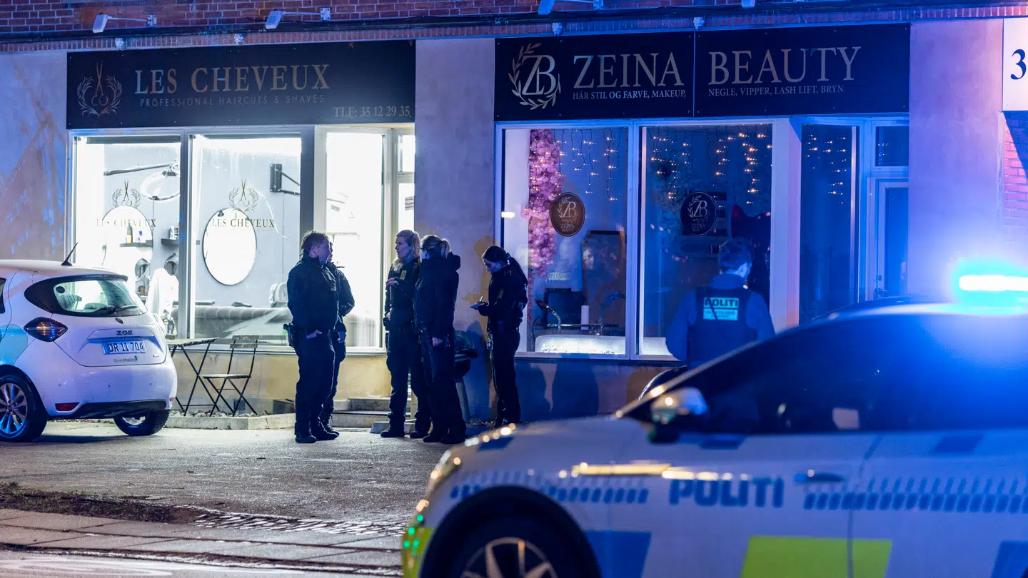 Politi til stede på Køge Landevej i Hvidovre, fredag den 26. december 2025.