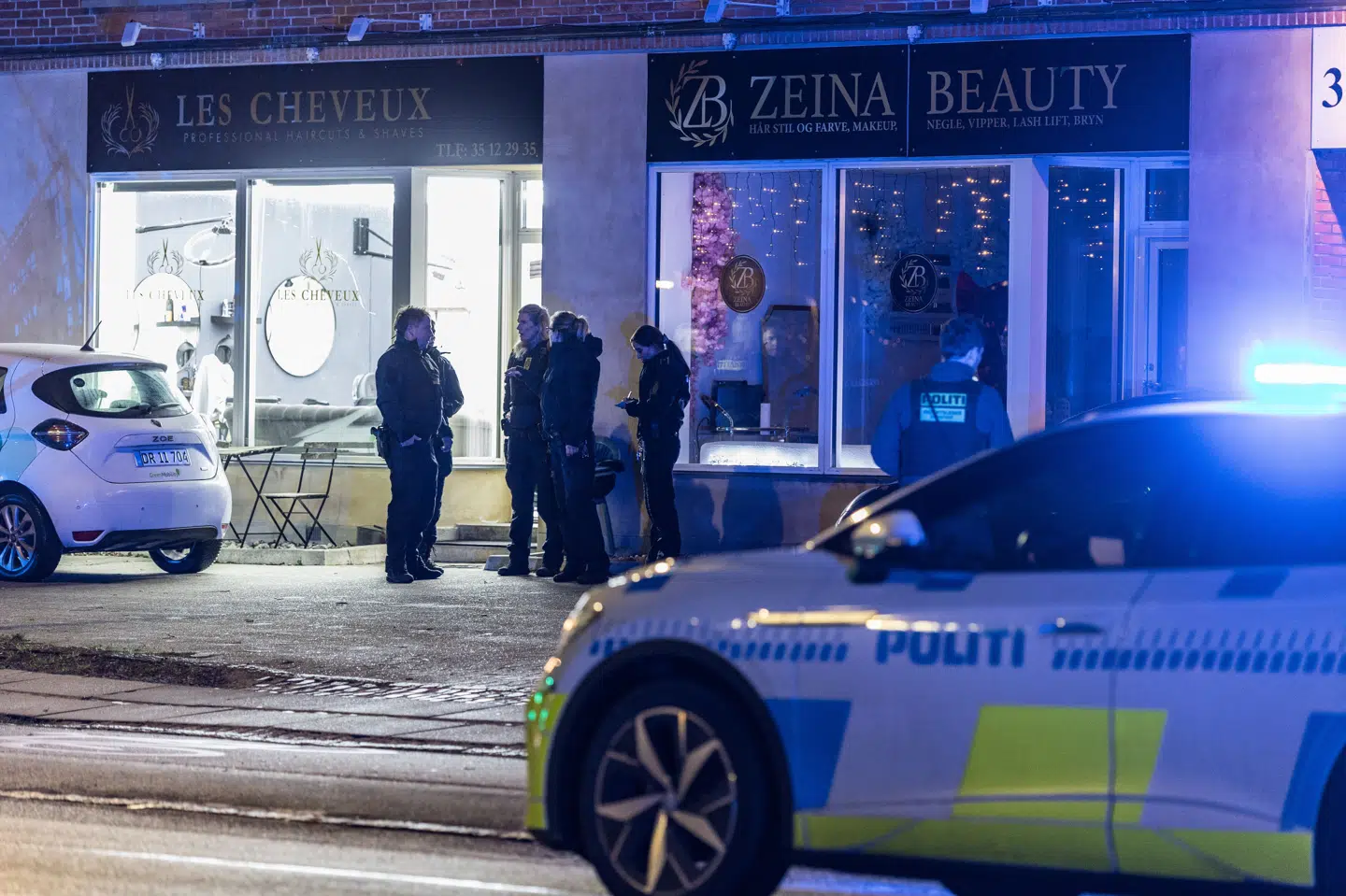 Politiet til stede på Køge Landevej i Hvidovre tidligt fredag aften.