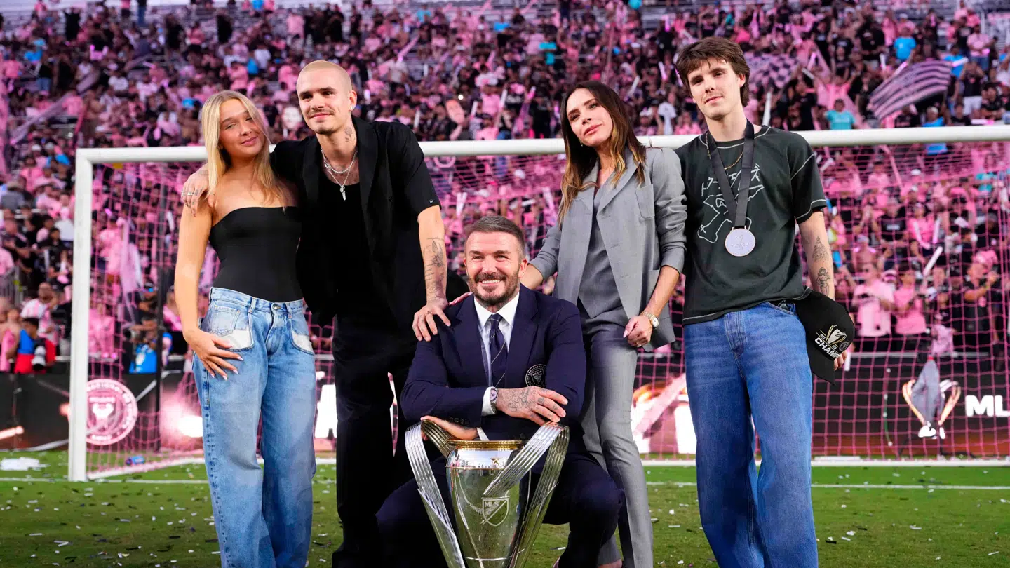 (Arkiv) På billedet ses David og Victoria Beckham med deres tre børn: Harper (tv.), Cruz (mf.) og Romeo (th.).