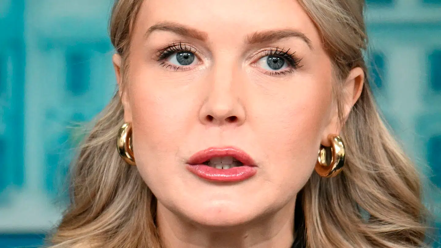 Karoline Leavitt er gravid, afslører hun på Instagram.